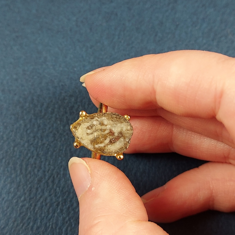 Gold tone geode ring - Picture 2 of 3